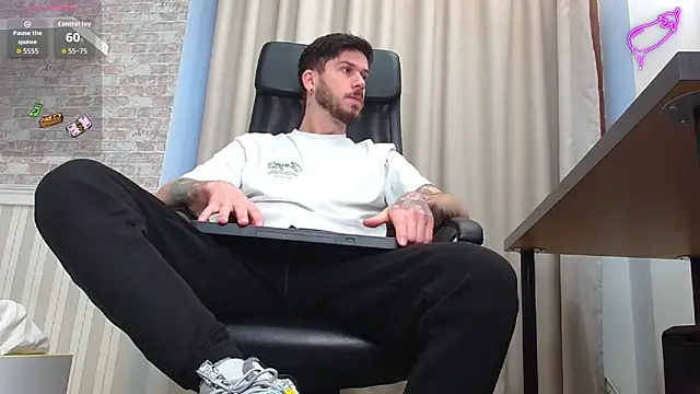 Snapshot of JonahShaw chatting on November 21, 5:28 am JonahShaw online show from November 21, 5:28 am