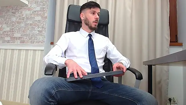 Snapshot of JonahShaw chatting on November 23, 5:18 am JonahShaw online show from November 23, 5:18 am