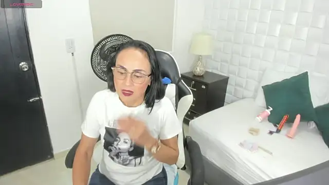 yulitza1025 online show from February 10, 12:09 pm