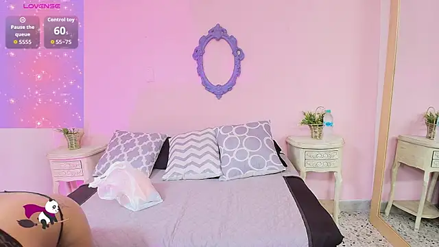 Nahomi Rivera online show from October 10, 12:59 pm