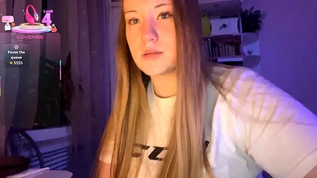 Snapshot of PandaFluff chatting on September 12, 9:59 pm PandaFluff online show from September 12, 9:59 pm