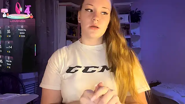 Snapshot of PandaFluff chatting on September 24, 6:11 pm PandaFluff online show from September 24, 6:11 pm