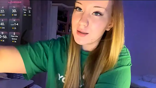 Snapshot of PandaFluff chatting on October 1, 4:13 pm PandaFluff online show from October 1, 4:13 pm