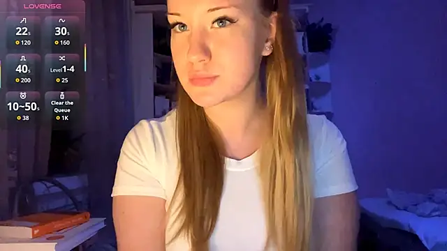 Snapshot of PandaFluff chatting on October 2, 4:25 pm PandaFluff online show from October 2, 4:25 pm