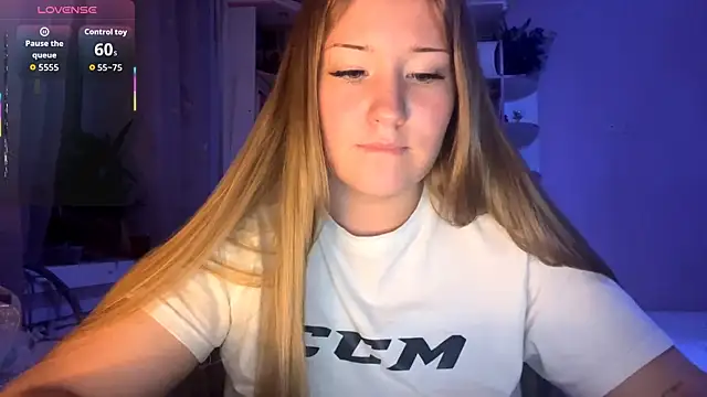 Snapshot of PandaFluff chatting on October 9, 5:00 pm PandaFluff online show from October 9, 5:00 pm