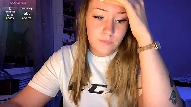 Snapshot of PandaFluff chatting on October 10, 3:55 pm PandaFluff online show from October 10, 3:55 pm