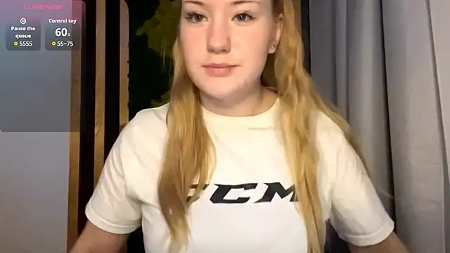 Snapshot of PandaFluff chatting on October 29, 4:20 pm PandaFluff online show from October 29, 4:20 pm