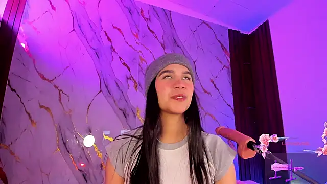 Emmiicute online show from February 7, 8:34 pm