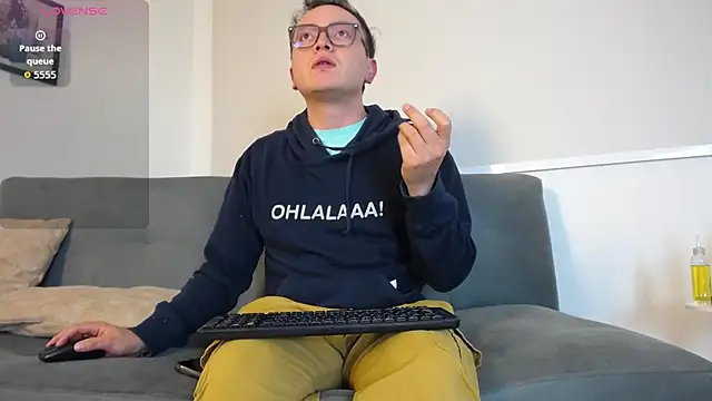 Snapshot of Robert2_honey chatting on October 1, 12:05 am Robert2 honey online show from October 1, 12:05 am