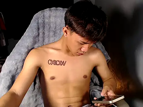 Snapshot of naughtyboyloy_0 chatting on April 8, 5:24 pm naughtyboyloy 0 online show from April 8, 5:24 pm