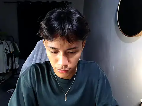 Snapshot of naughtyboyloy_0 chatting on May 5, 6:49 pm naughtyboyloy 0 online show from May 5, 6:49 pm