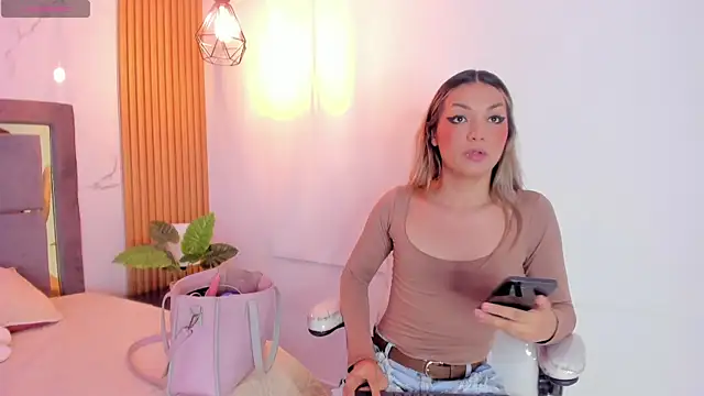 Doll Isa  online show from April 4, 8:28 pm