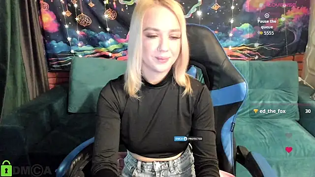 CrystalGirl99 online show from April 10, 7:13 am