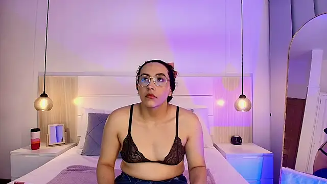 Snapshot of alehia_cute chatting on October 9, 10:19 pm alehia cute online show from October 9, 10:19 pm