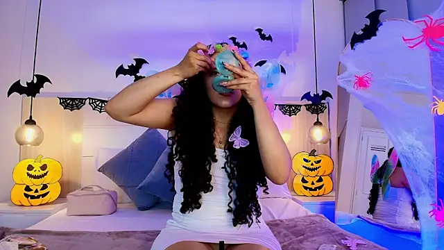 Snapshot of alehia_cute chatting on October 31, 8:43 pm alehia cute online show from October 31, 8:43 pm