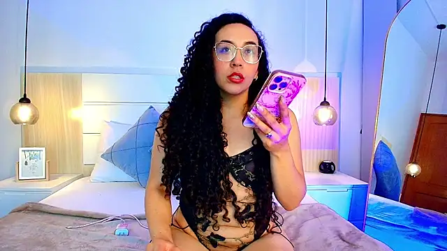 Snapshot of alehia_cute chatting on December 5, 2:20 am alehia cute online show from December 5, 2:20 am