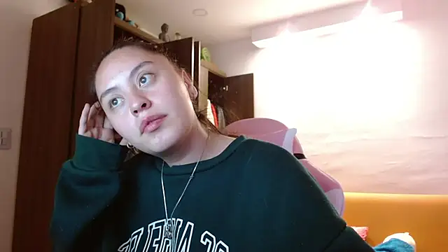 madissooon   online show from November 12, 4:02 am