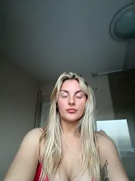 Layla 20  online show from April 22, 7:15 pm