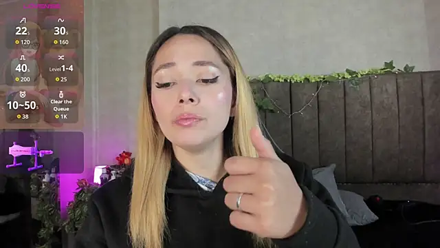 LanaMills  online show from April 17, 5:32 am