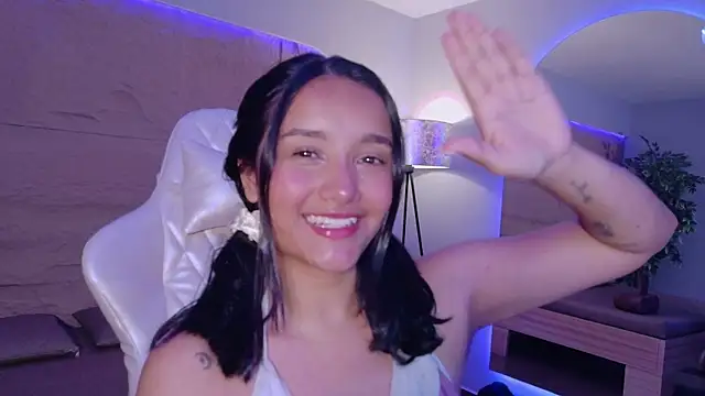 HannahMontgomery online show from April 14, 4:35 pm