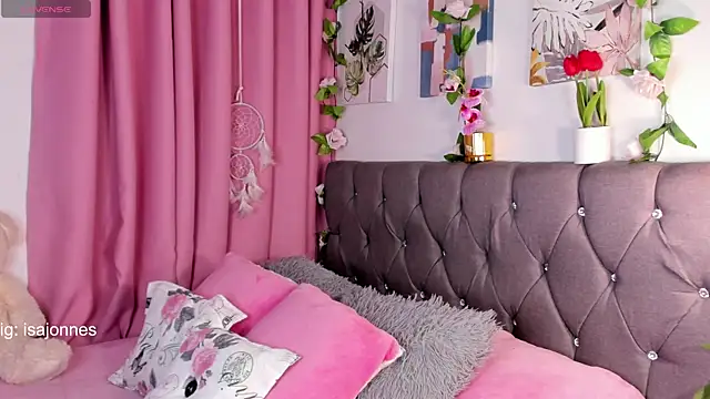 isajonnes18 online show from April 16, 6:52 pm