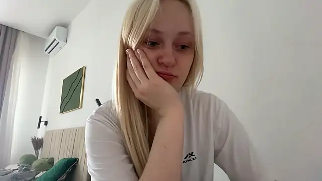 Snapshot of HeyMonkey_ chatting on May 15, 1:40 pm HeyMonkey online show from May 15, 1:40 pm