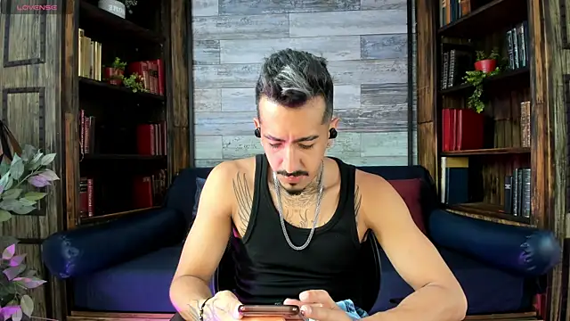 Donovan Desmond online show from April 20, 7:15 pm