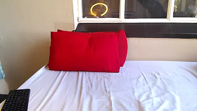 Snapshot of PetiteEbonyBabe chatting on October 22, 8:58 am PetiteEbonyBabe online show from October 22, 8:58 am