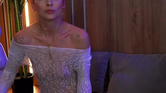 EllyLynn online show from April 18, 6:23 pm