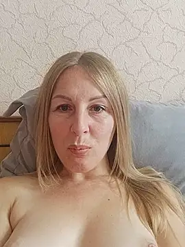 Snapshot of LunaSugarX chatting on November 2, 8:28 am LunaSugarX online show from November 2, 8:28 am