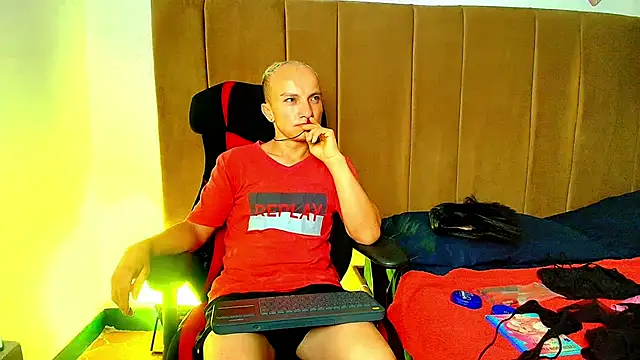 Snapshot of DaddyPoweer chatting on September 13, 11:15 pm DaddyPoweer online show from September 13, 11:15 pm
