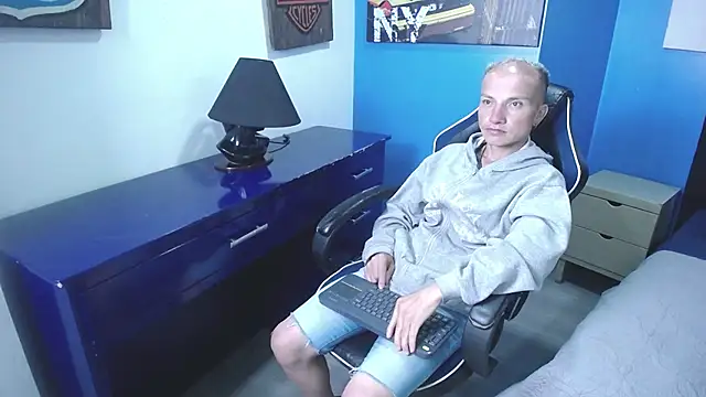 Snapshot of DaddyPoweer chatting on October 4, 2:09 am DaddyPoweer online show from October 4, 2:09 am
