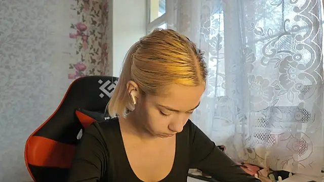 Snapshot of Witching_Moon chatting on November 5, 7:41 am Witching Moon online show from November 5, 7:41 am