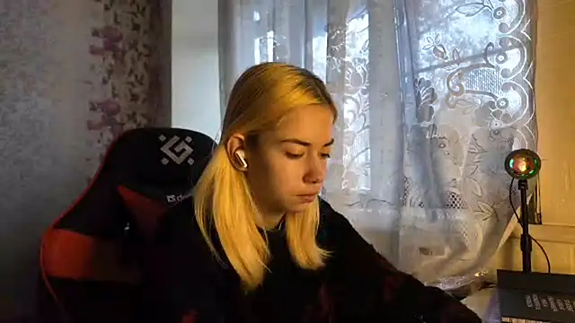 Snapshot of Witching_Moon chatting on November 10, 7:40 am Witching Moon online show from November 10, 7:40 am