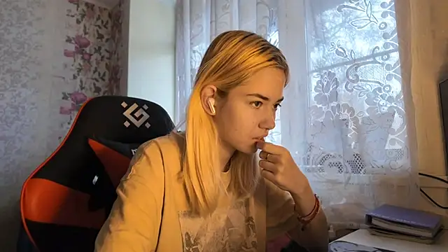 Snapshot of Witching_Moon chatting on November 13, 7:40 am Witching Moon online show from November 13, 7:40 am