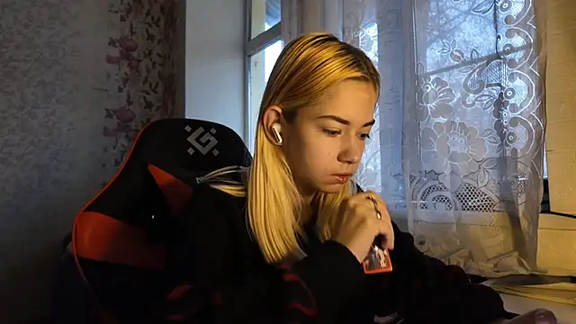 Snapshot of Witching_Moon chatting on November 18, 7:35 am Witching Moon online show from November 18, 7:35 am