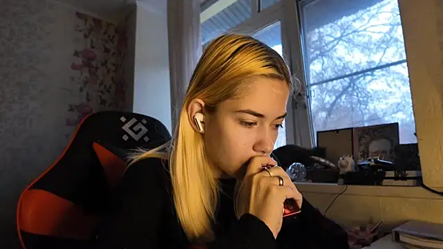 Snapshot of Witching_Moon chatting on November 21, 7:40 am Witching Moon online show from November 21, 7:40 am