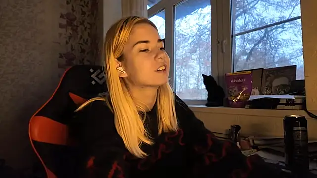 Snapshot of Witching_Moon chatting on December 3, 7:05 am Witching Moon online show from December 3, 7:05 am