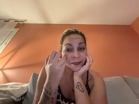 minettedusud online show from September 18, 8:33 pm