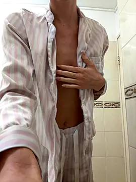 Snapshot of MilaRenee chatting on October 7, 6:54 am MilaRenee online show from October 7, 6:54 am