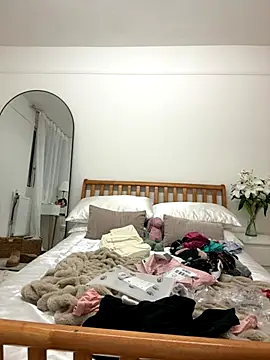 Snapshot of MilaRenee chatting on October 15, 6:19 pm MilaRenee online show from October 15, 6:19 pm