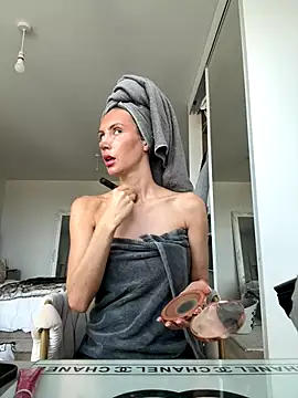 Snapshot of MilaRenee chatting on October 25, 9:28 am MilaRenee online show from October 25, 9:28 am