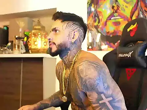 Snapshot of logan_hugh8 chatting on October 2, 1:29 pm logan hugh8 online show from October 2, 1:29 pm