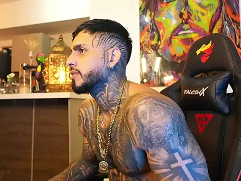 Snapshot of logan_hugh8 chatting on October 4, 6:33 am logan hugh8 online show from October 4, 6:33 am