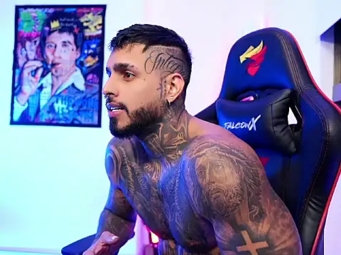 Snapshot of logan_hugh8 chatting on October 16, 12:44 am logan hugh8 online show from October 16, 12:44 am