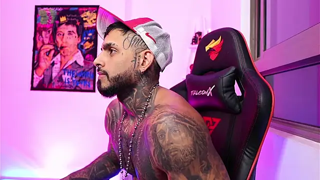 Snapshot of logan_hugh8 chatting on October 18, 2:58 am logan hugh8 online show from October 18, 2:58 am