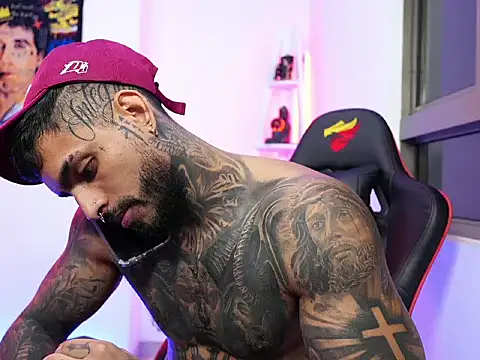 Snapshot of logan_hugh8 chatting on October 25, 3:36 am logan hugh8 online show from October 25, 3:36 am