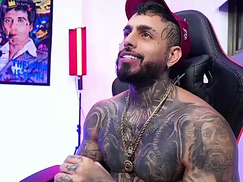 Snapshot of logan_hugh8 chatting on November 6, 4:13 am logan hugh8 online show from November 6, 4:13 am