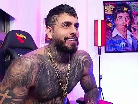 Snapshot of logan_hugh8 chatting on November 14, 5:28 am logan hugh8 online show from November 14, 5:28 am