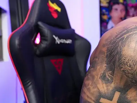 Snapshot of logan_hugh8 chatting on November 15, 3:37 am logan hugh8 online show from November 15, 3:37 am